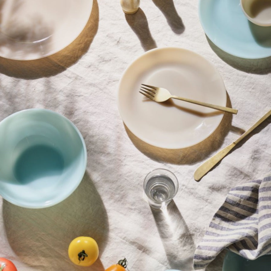 Milk glas serie fra Lucie Kaas, moderne borddækning i pastelfarver