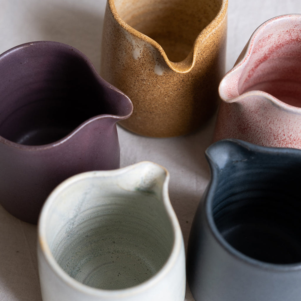 Håndlavede keramik mælkekander fra Julie Damhus Oda Kollektion