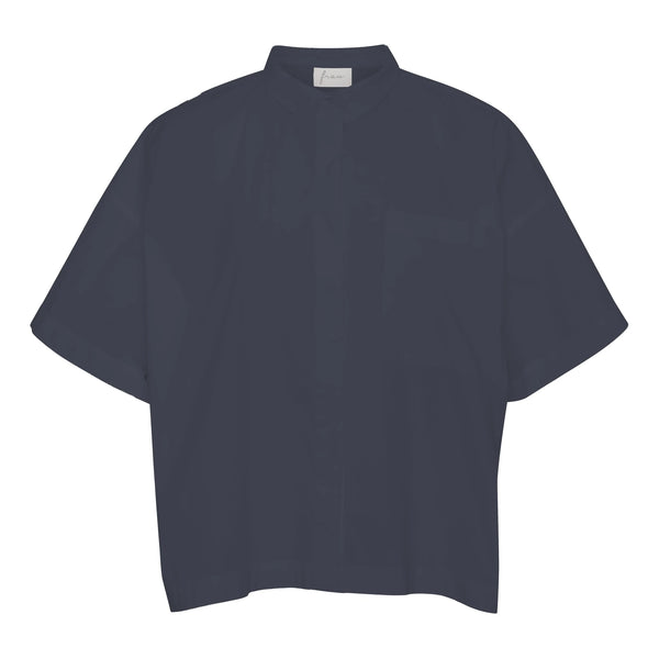 Den mørkeblå kortærmede 'Nice' skjorte fra Frau er en tidløs klassiker til garderoben. T-shirten skjorten har stolpelukning, og er lavet i en let bomuldspoplin, som gør skjorten åndbar og super behagelig at have på.