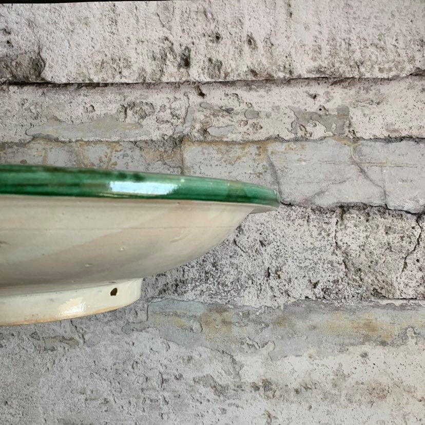 Håndmalet marokkansk keramik fad i smukt traditionelt mønster. Designet her hedder NOLA og har et fint mønster i blå, grønne, røde og gule farver på råhvid bund.