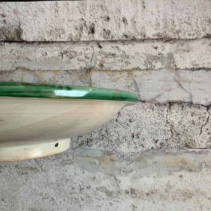 Håndmalet marokkansk keramik fad i smukt traditionelt mønster. Designet her hedder NOLA og har et fint mønster i blå, grønne, røde og gule farver på råhvid bund.