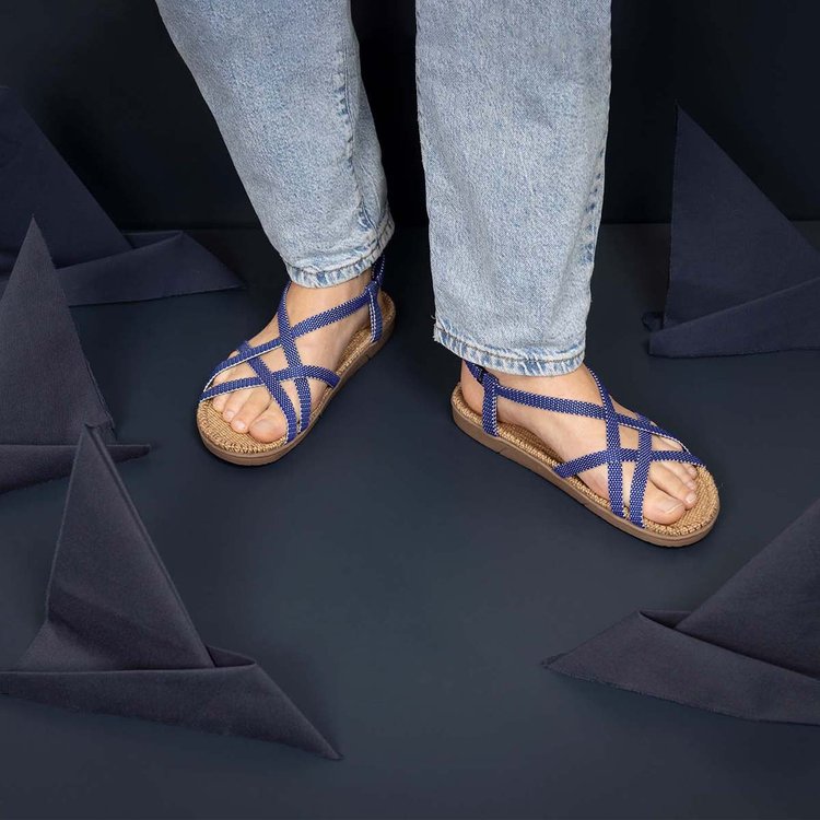 Den feminine blå sandal Shangies woman #2 er perfekt til den varme sommerdag. De tynde remme sidder godt på foden og passer til de fleste. Remmen er fleksibel og lukkes bag hælen. De smukke sandaler er specielt designet til at være holdbare, lette og komfortable.