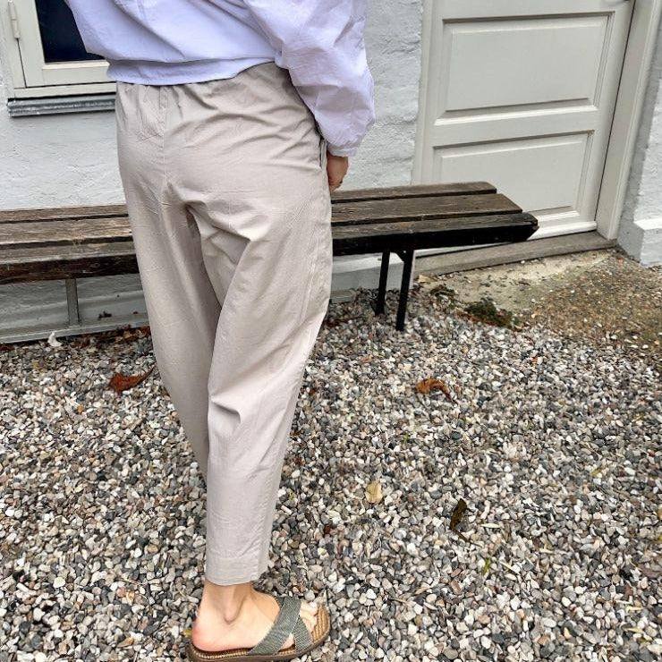 Grå smalle bukser i økologisk bomuld fra frau