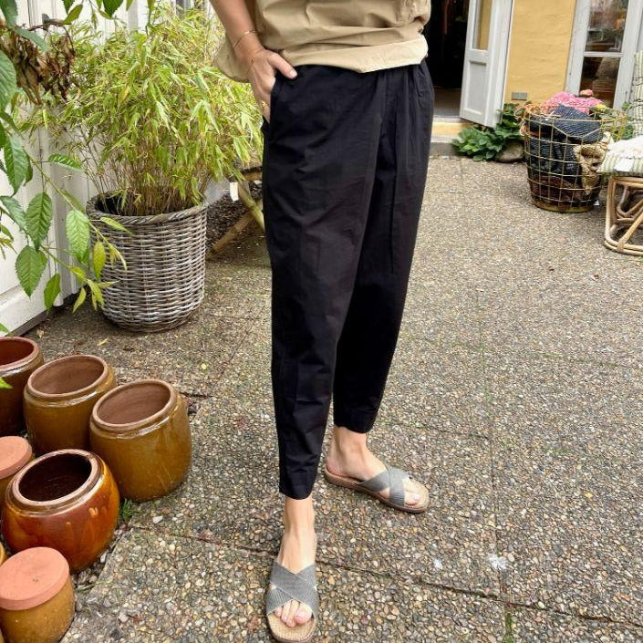 Sorte smalle bukser i økologisk bomuld, fra frau