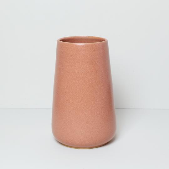 Ø-Vasen i den lyserøde farve 'Rhubarb' er en smuk og enkel keramikvase fra Bornholms Keramikfabrik. Perfekt blomstervase, da den er stor, men også en flot pyntevase. Vasen er håndlavet med respekt for den lokale keramik tradition på Bornholm.