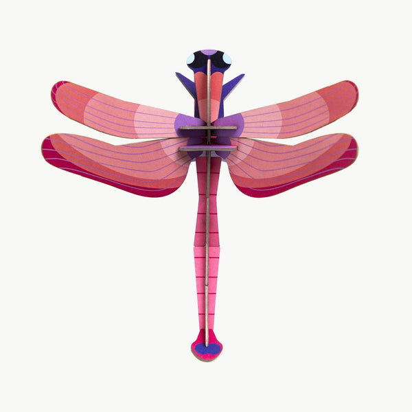 Ruby Dragonfly  er en smuk pap guldsmed i magiske farver. Studio ROOF kombinerer natur, fantasi og kunst til at skabe levende 3D vægdekorationer lavet af genbrugspap og plantebaseret vegetabilsk blæk