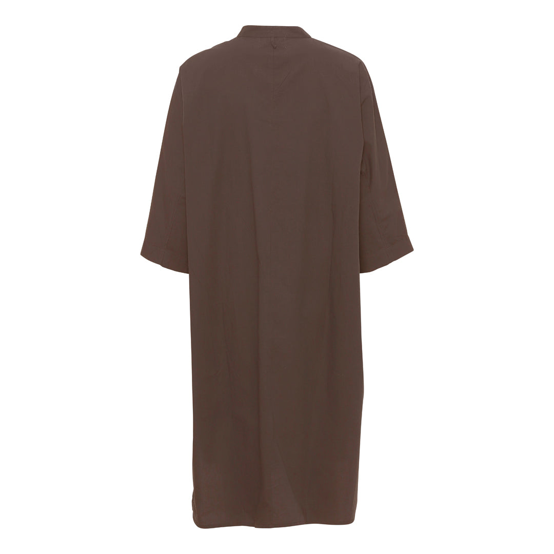 Behagelig skjortekjole med 3/4 ærmer og en simpel kinakrave, der giver den et lækkert casual look. En anden skøn detalje er, at den har sidelommer. Modellen er one size og er lavet i 100% økologisk bomuld.