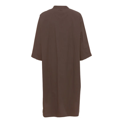 Behagelig skjortekjole med 3/4 ærmer og en simpel kinakrave, der giver den et lækkert casual look. En anden skøn detalje er, at den har sidelommer. Modellen er one size og er lavet i 100% økologisk bomuld.