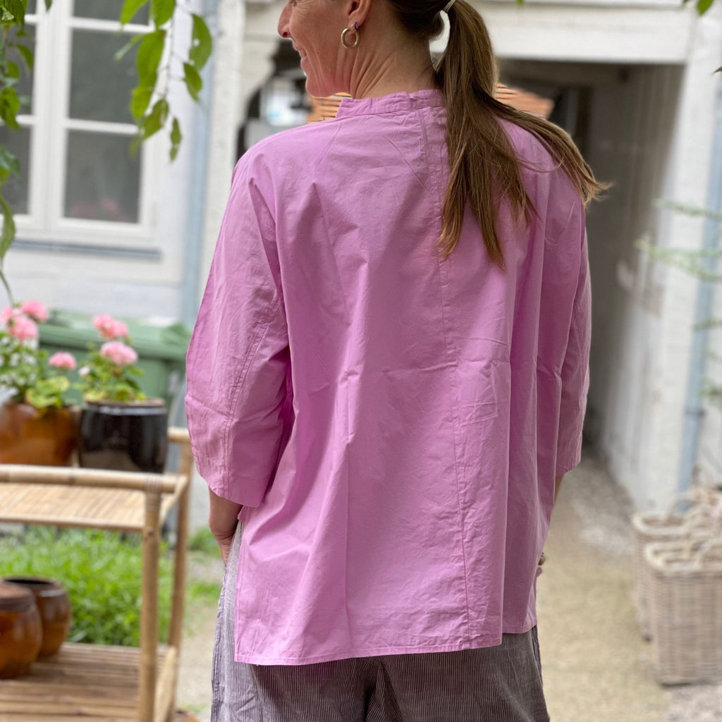 Den korte Seoul skjorte med 3/4 lange ærmer af lavet i økologisk bomuld og kinesisk krave. Her i farven orchid