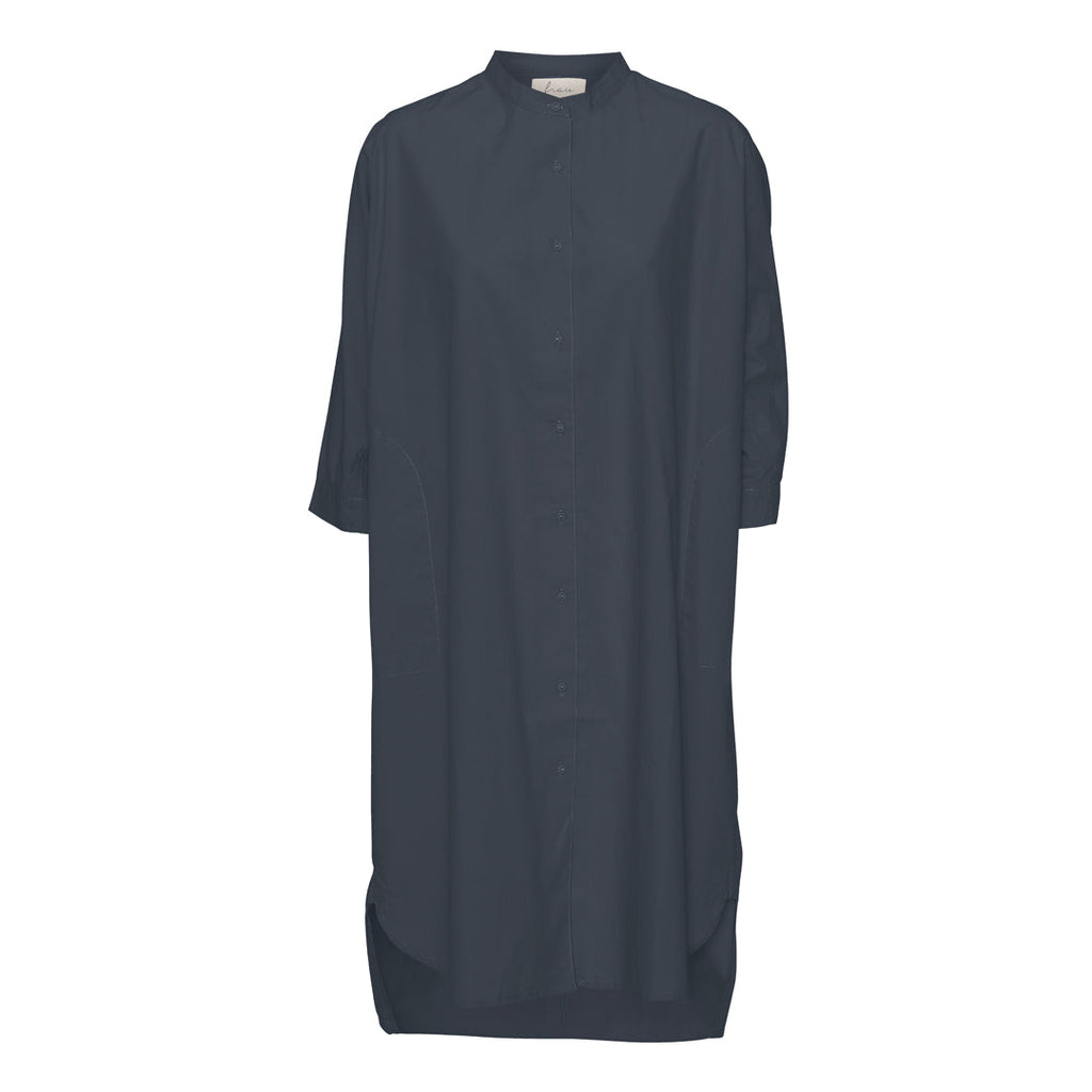 Vi er helt vilde det fine snit på 'Seoul' skjortekjolen i mørkeblå fra danske Frau - oversized skjorte kjolen har 3/4 ærmer og en simpel kinakrave, der giver den et lækkert casual look. En anden skøn detalje er, at den har sidelommer. Modellen er one size og er lavet i 100% økologisk bomuld