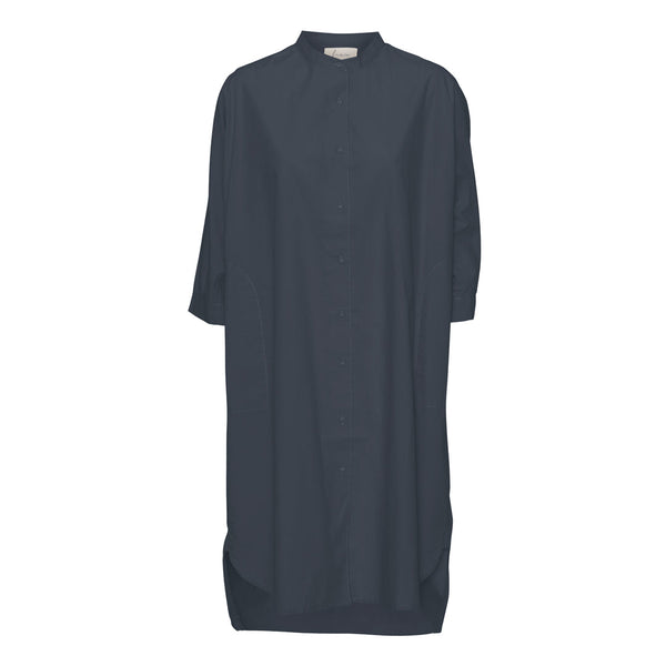 Vi er helt vilde det fine snit på 'Seoul' skjortekjolen i mørkeblå fra danske Frau - oversized skjorte kjolen har 3/4 ærmer og en simpel kinakrave, der giver den et lækkert casual look. En anden skøn detalje er, at den har sidelommer. Modellen er one size og er lavet i 100% økologisk bomuld