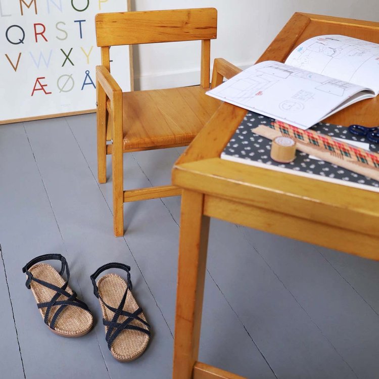 Den grå sandal til børn har hælrem og velcro lukning. De tynde remme med fleksibel lukning bag hælen, sidder godt og fast på barnefoden og passer til både piger og drenge. 