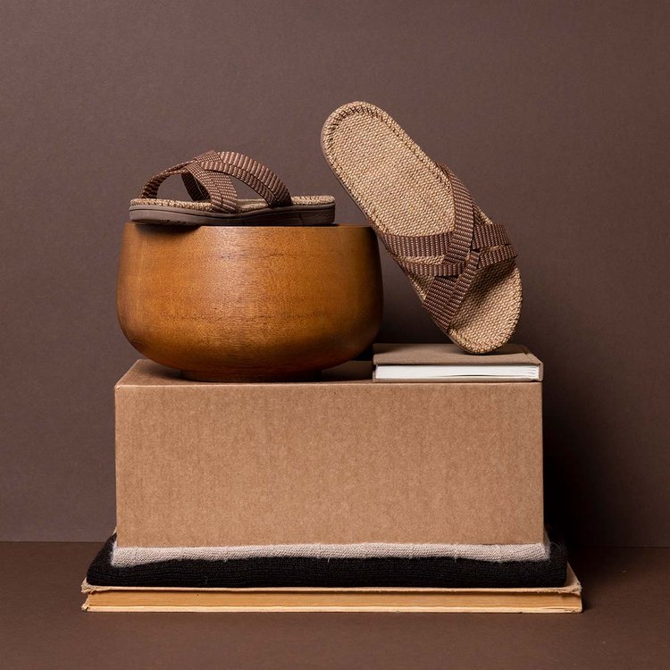 Den brune sandal i jute, fra Shangies by Stilov, er ren luksus til dine fødder! De smukke og unikke sandaler er specielt designet til at være holdbare, lette og komfortable.