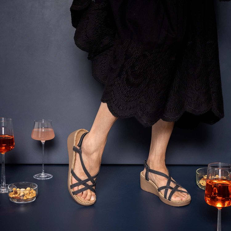 Den feminine mørkeblå sandal med kilehæl Shangies woman 