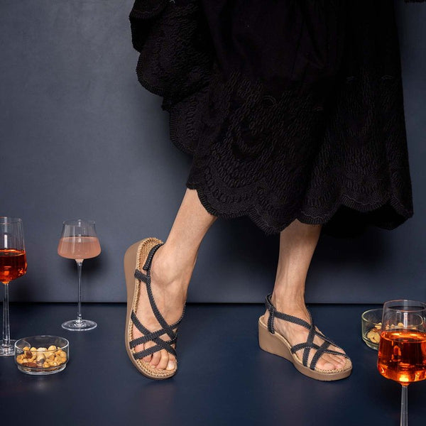 Den feminine mørkeblå sandal med kilehæl Shangies woman #3 er perfekt til den varme sommerdag. Remmen er fleksibel og lukkes bag hælen. De smukke sandaler har en hæl på 5 cm og er specielt designet til at være holdbare, lette og komfortable.