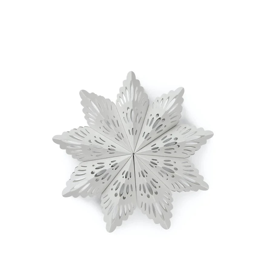 Elegant snefnug ornament foldet i bæredygtigt genbrugspapir.  Den magnetiske lukkefunktion gør julekuglen nem at åbne og folde sammen igen. Perfekt til juletræet eller som del af hjemmelavet juledekoration. Snowflake kommer i 2 størrelser