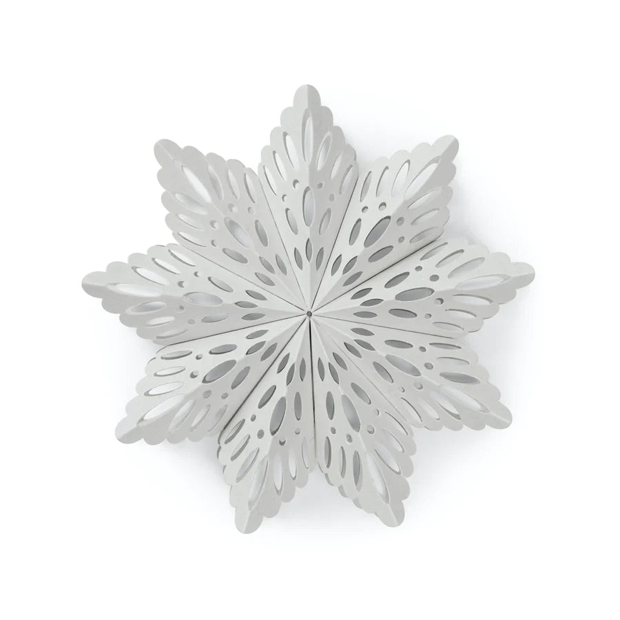 Elegant snefnug ornament foldet i bæredygtigt genbrugspapir.  Den magnetiske lukkefunktion gør julekuglen nem at åbne og folde sammen igen. Perfekt til juletræet eller som del af hjemmelavet juledekoration. Snowflake kommer i 2 størrelser