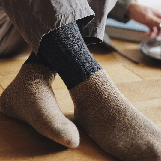 NISHISGUCHI KUTSUSHITA, Mørkeblå og brune mohairsokker