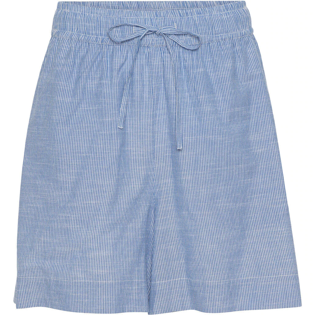 De nye Sydney Shorts i stribet blå og hvid er endnu en tidløs klassiker til din garderobe fra danske Frau. Shortsene er lavet i et enkelt design med vide ben, baglommer, bred elastik i taljen og bindebånd.