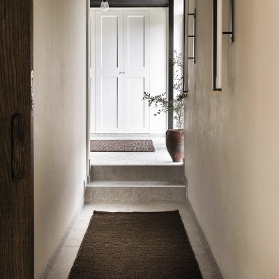 Sumak lang brun løber i en gang