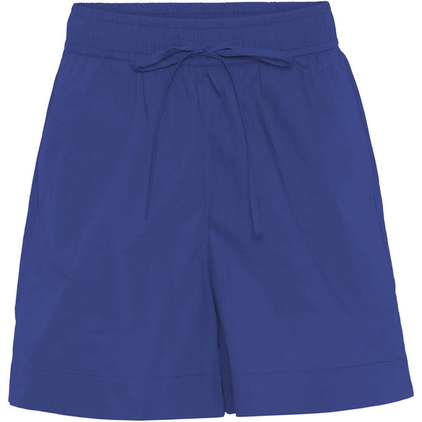 De nye Sydney Shorts i blå er endnu en tidløs klassiker til din garderobe fra danske Frau. Shortsene er lavet i et enkelt design med vide ben, baglommer, bred elastik i taljen og bindebånd. Shortsene kan kombineres som cool sæt med bomuldsskjorterne fra Frau