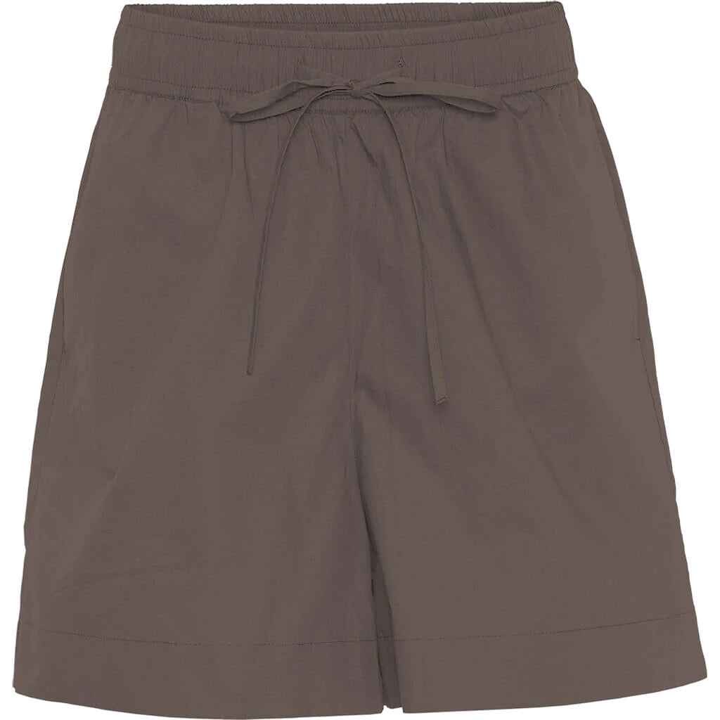 De nye Sydney Shorts i mørkebrun er endnu en tidløs klassiker til din garderobe fra danske Frau. Shortsene er lavet i et enkelt design med vide ben, baglommer, bred elastik i taljen og bindebånd.