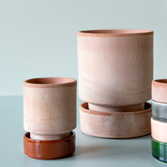 Rød glaseret underskål der passer til The Hoff Pot. Hver underskål er lavet i hånden med præcision og dygtighed, for et optimalt og elegant resultat. Mix og match præcis som du vil - du vælger blot samme størrelse i underskål som potte.