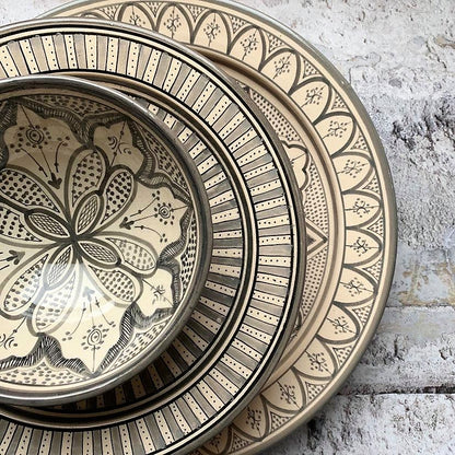 Håndmalet marokkansk keramik fad i smukt traditionelt mønster. Designet her hedder TIPPE og har et fint mønster i gråt på råhvid bund. Fåes i 2 størrelser.