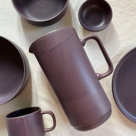 Den smukke TOTO keramik kande er god at holde ved og hælde af. Kanden rummer 1,4 Liter kan både bruges til at servere vand eller vin, men også fin som vase til dine blomster. Den lilla kande har en helt unik glasur der giver den et mat look
