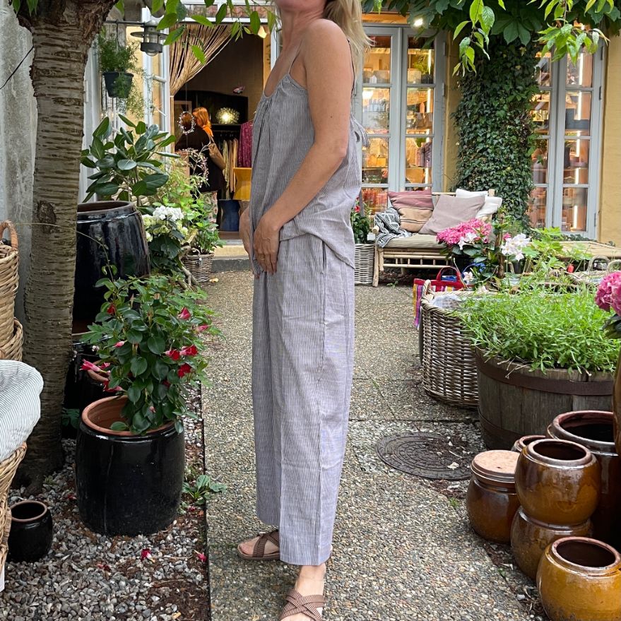 Super lækker og blød buksemodel med bredde ben og elastik i taljen. Mærket er det danske FRAU og lavet i 100% økologisk bomuld. Her i varianten Coffee Quartz Stripe.