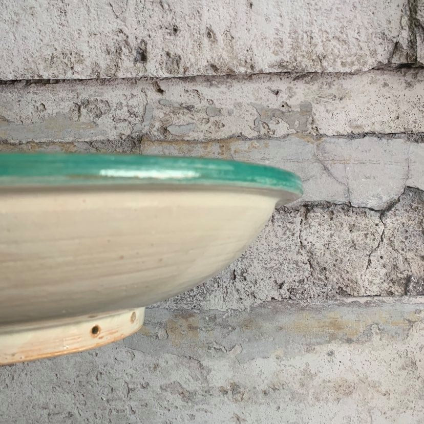 Håndmalet marokkansk keramik fad i smukt traditionelt mønster. Designet her hedder VEGA og har et smukt mønster i gule, grønne, blå og røde farver på råhvid bund. 