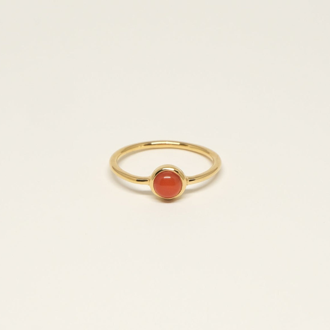 Ringe ABBIE fåes med 3 forskellige ædelstene: Røg Kvarts, Gylden Rutil og Rød Onyx. Ringen er lavet i guldbelagt sterling sølv og er fra danske Studio Loma