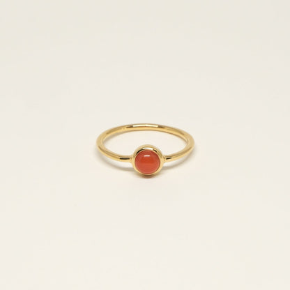Ringe ABBIE fåes med 3 forskellige ædelstene: Røg Kvarts, Gylden Rutil og Rød Onyx. Ringen er lavet i guldbelagt sterling sølv og er fra danske Studio Loma