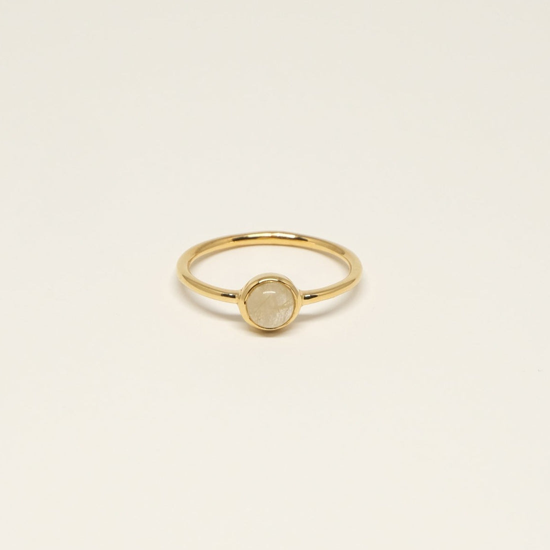Ringe ABBIE fåes med 3 forskellige ædelstene: Røg Kvarts, Gylden Rutil og Rød Onyx. Ringen er lavet i guldbelagt sterling sølv og er fra danske Studio Loma