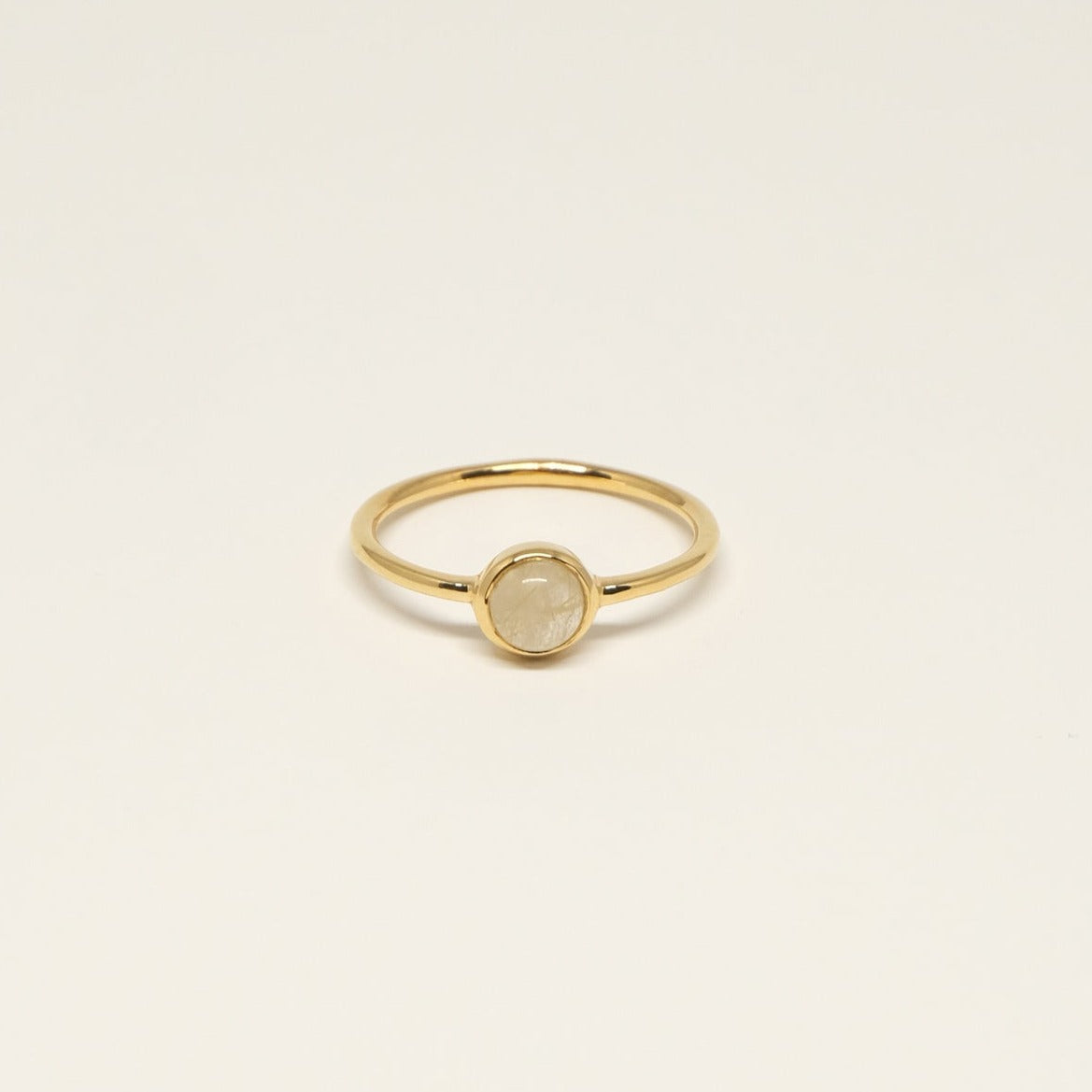 Ringe ABBIE fåes med 3 forskellige ædelstene: Røg Kvarts, Gylden Rutil og Rød Onyx. Ringen er lavet i guldbelagt sterling sølv og er fra danske Studio Loma