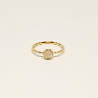 Ringe ABBIE fåes med 3 forskellige ædelstene: Røg Kvarts, Gylden Rutil og Rød Onyx. Ringen er lavet i guldbelagt sterling sølv og er fra danske Studio Loma