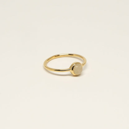Ringe ABBIE fåes med 3 forskellige ædelstene: Røg Kvarts, Gylden Rutil og Rød Onyx. Ringen er lavet i guldbelagt sterling sølv og er fra danske Studio Loma