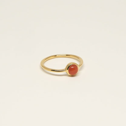Ringe ABBIE fåes med 3 forskellige ædelstene: Røg Kvarts, Gylden Rutil og Rød Onyx. Ringen er lavet i guldbelagt sterling sølv og er fra danske Studio Loma
