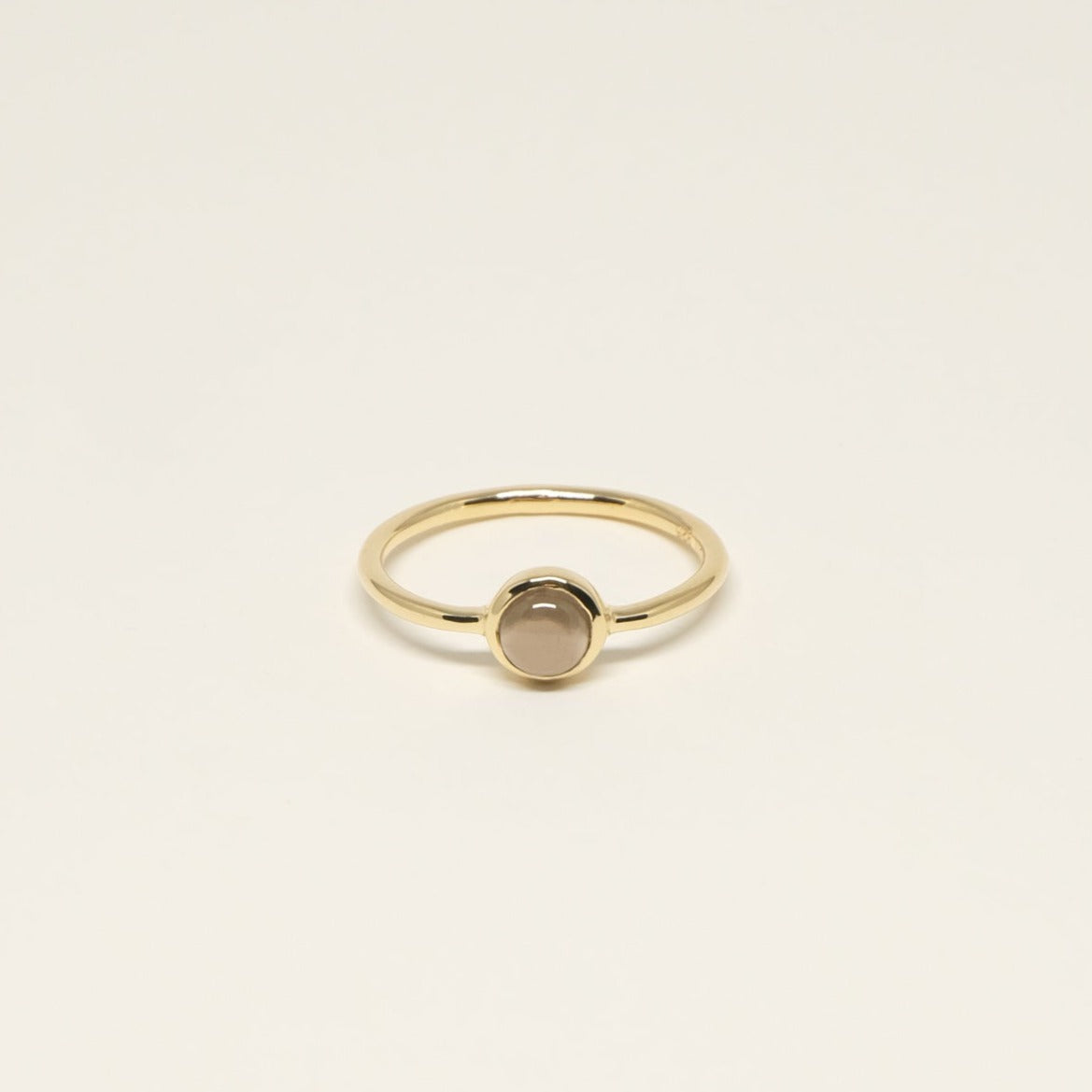 Ringe ABBIE fåes med 3 forskellige ædelstene: Røg Kvarts, Gylden Rutil og Rød Onyx. Ringen er lavet i guldbelagt sterling sølv og er fra danske Studio Loma