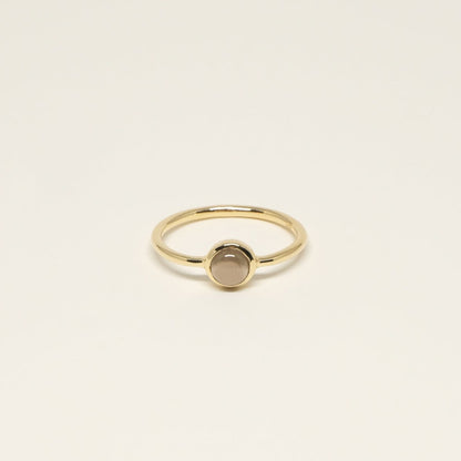 Ringe ABBIE fåes med 3 forskellige ædelstene: Røg Kvarts, Gylden Rutil og Rød Onyx. Ringen er lavet i guldbelagt sterling sølv og er fra danske Studio Loma