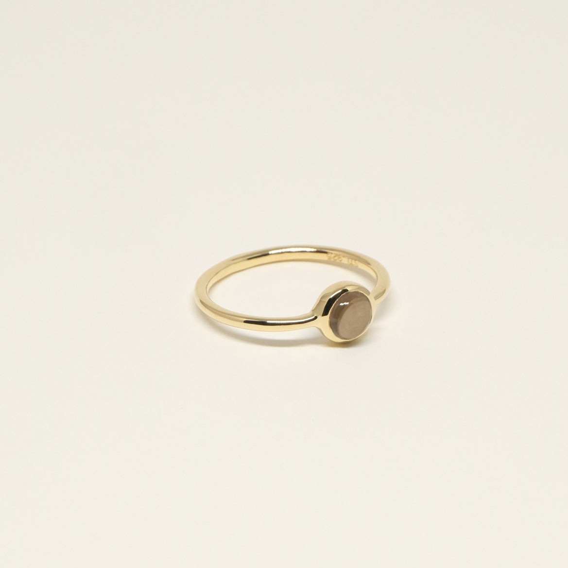 Ringe ABBIE fåes med 3 forskellige ædelstene: Røg Kvarts, Gylden Rutil og Rød Onyx. Ringen er lavet i guldbelagt sterling sølv og er fra danske Studio Loma