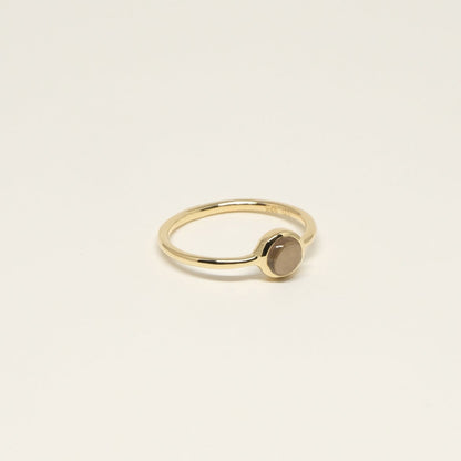Ringe ABBIE fåes med 3 forskellige ædelstene: Røg Kvarts, Gylden Rutil og Rød Onyx. Ringen er lavet i guldbelagt sterling sølv og er fra danske Studio Loma