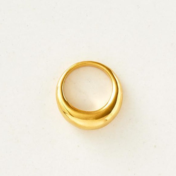 chunky guldring fra studio loma, set oppefra