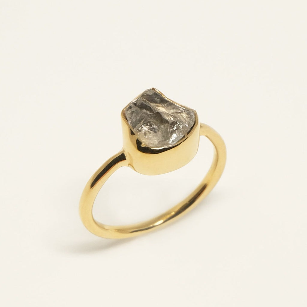 Aria - guldbelagt ring med rå ametyst i smuk skulpturel indfatning. Fra danske Studio Loma