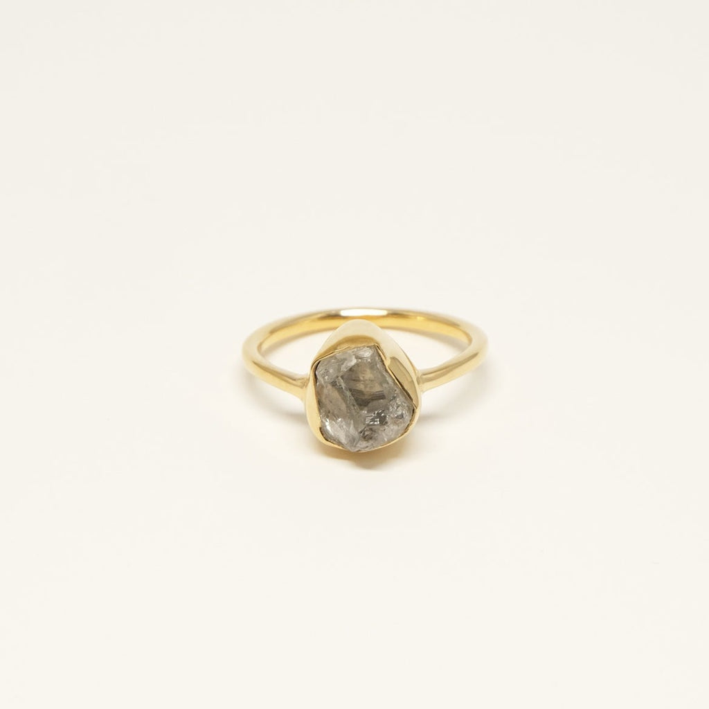 Aria - guldbelagt ring med rå ametyst i smuk skulpturel indfatning. Fra danske Studio Loma