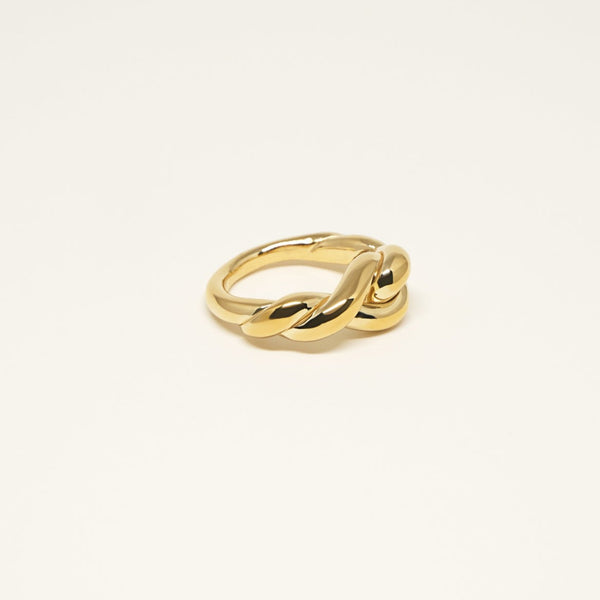 Augusta ringen har et fint snoet design, som giver let smukt udtryk. Lavet i forgyldt messing af Studio Loma