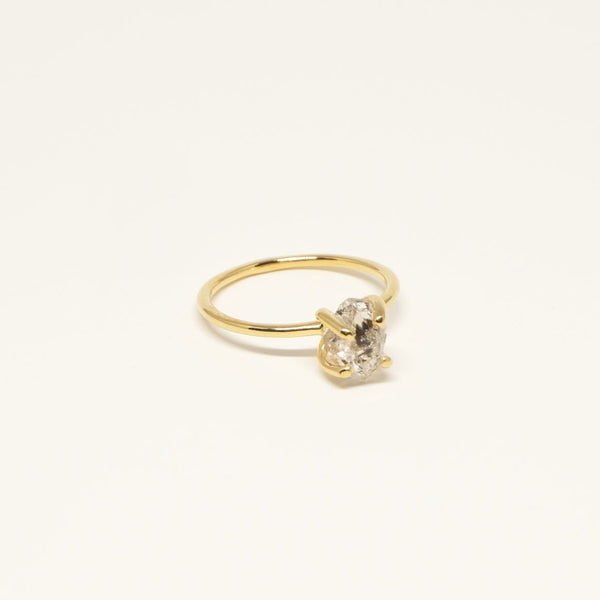 Smuk og feminin ring med naturlig og unik herkimer diamant