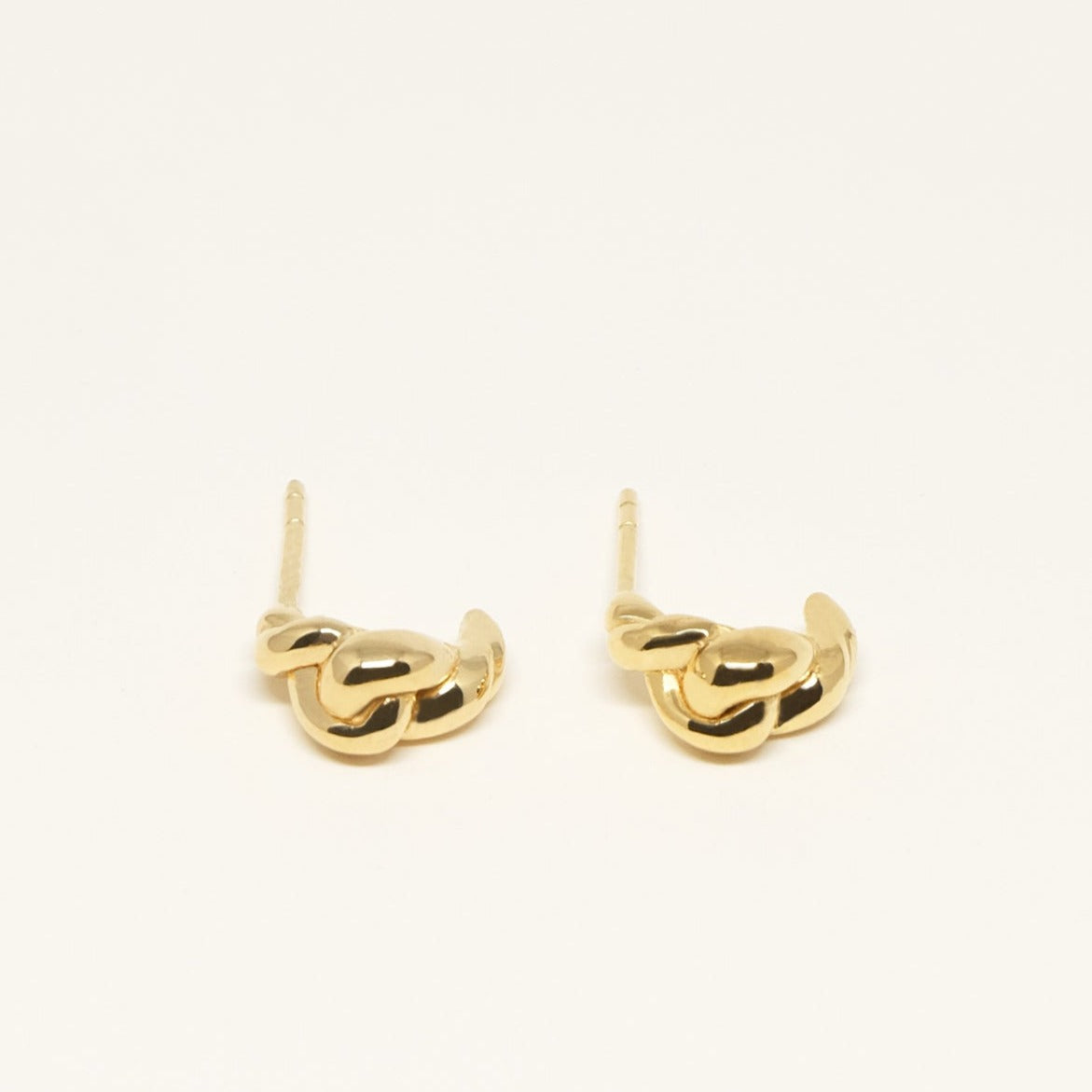 Elsa øreringen fra Studio Loma, er formet som en lille knude der folder sig fint om øreflippen. Lavet i guldbelagt sterling sølv.