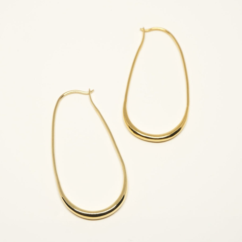 Fabiola øreringen er en smuk organisk formet hoop ørering, lavet i guldbelagt sterling sølv. Fra danske Studio Loma.